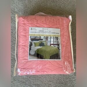 New pink / coral 3 piece luxury quilt set. 1 quilt with 2 matching shams.